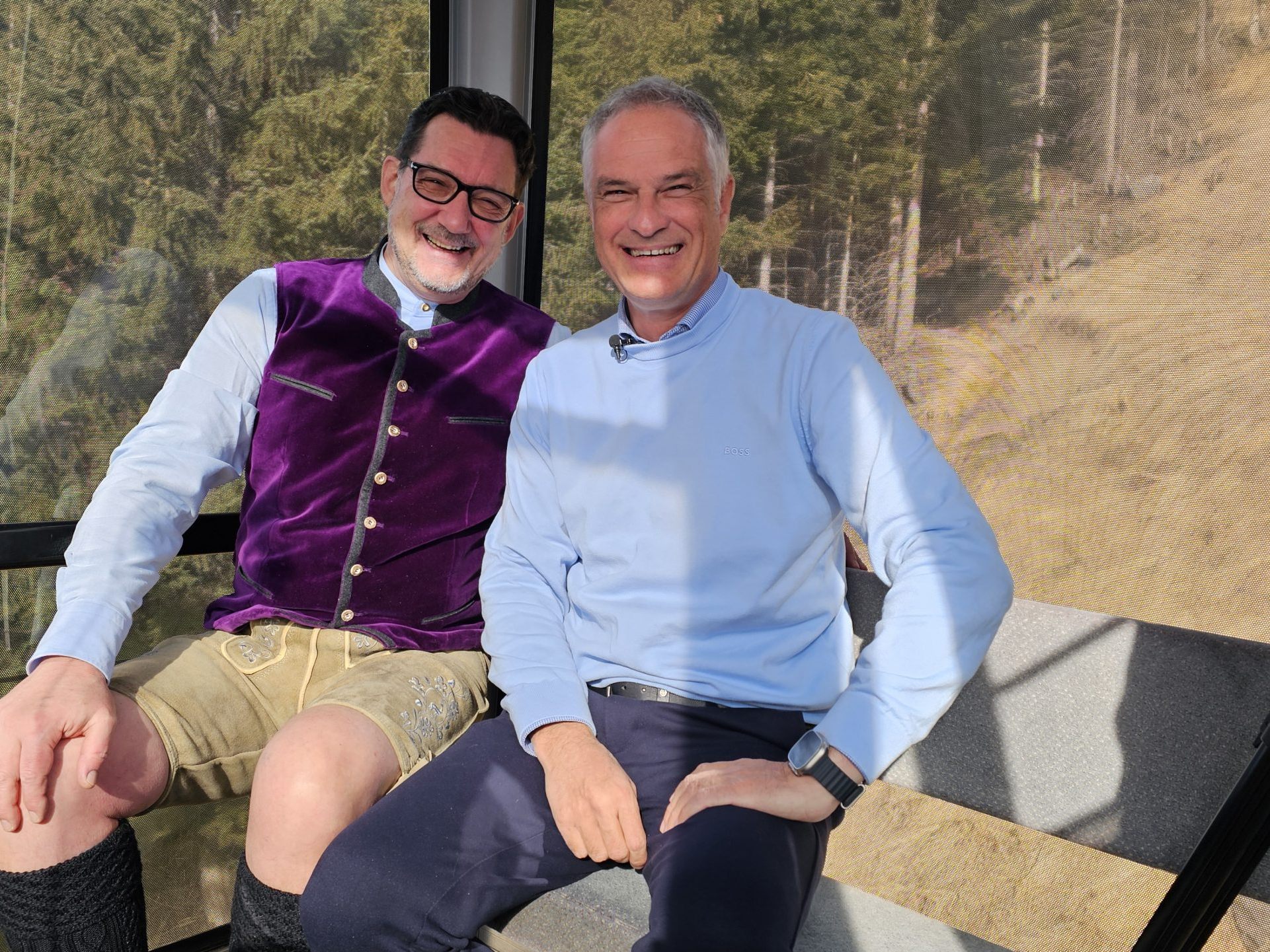 Andreas Seeburger (li) begrüßt den Bludenzer Bürgermeisterkandidaten und Landtagsabgeordneten Mario Leiter von der SPÖ (re) in der Fernsehgondel am Muttersberg bei Bludenz Nüziders.