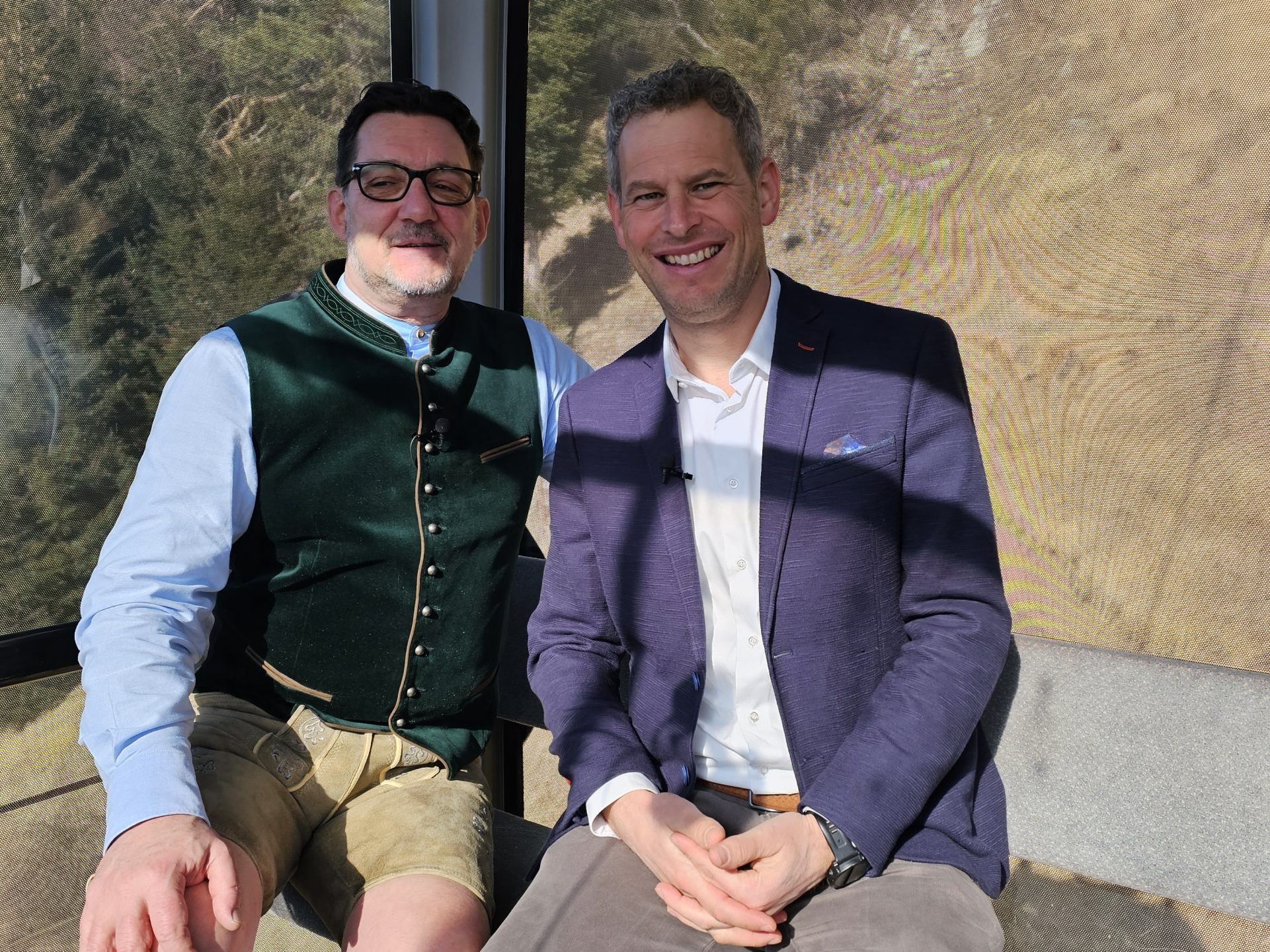 Im Namen der Industrie spricht Ing. Markus Comploj (re) als Spartenobmann der Wirtschaftkammer Vorarlberg, mit Andreas Seeburger (li) über die kritische, wirtschaftliche Situation in der Fernsehgondel am Muttersberg. Im Namen der Industrie spricht Ing. Markus Comploj (re) als Spartenobmann der Wirtschaftkammer Vorarlberg, mit Andreas Seeburger (li) über die kritische, wirtschaftliche Situation in der Fernsehgondel am Muttersberg.