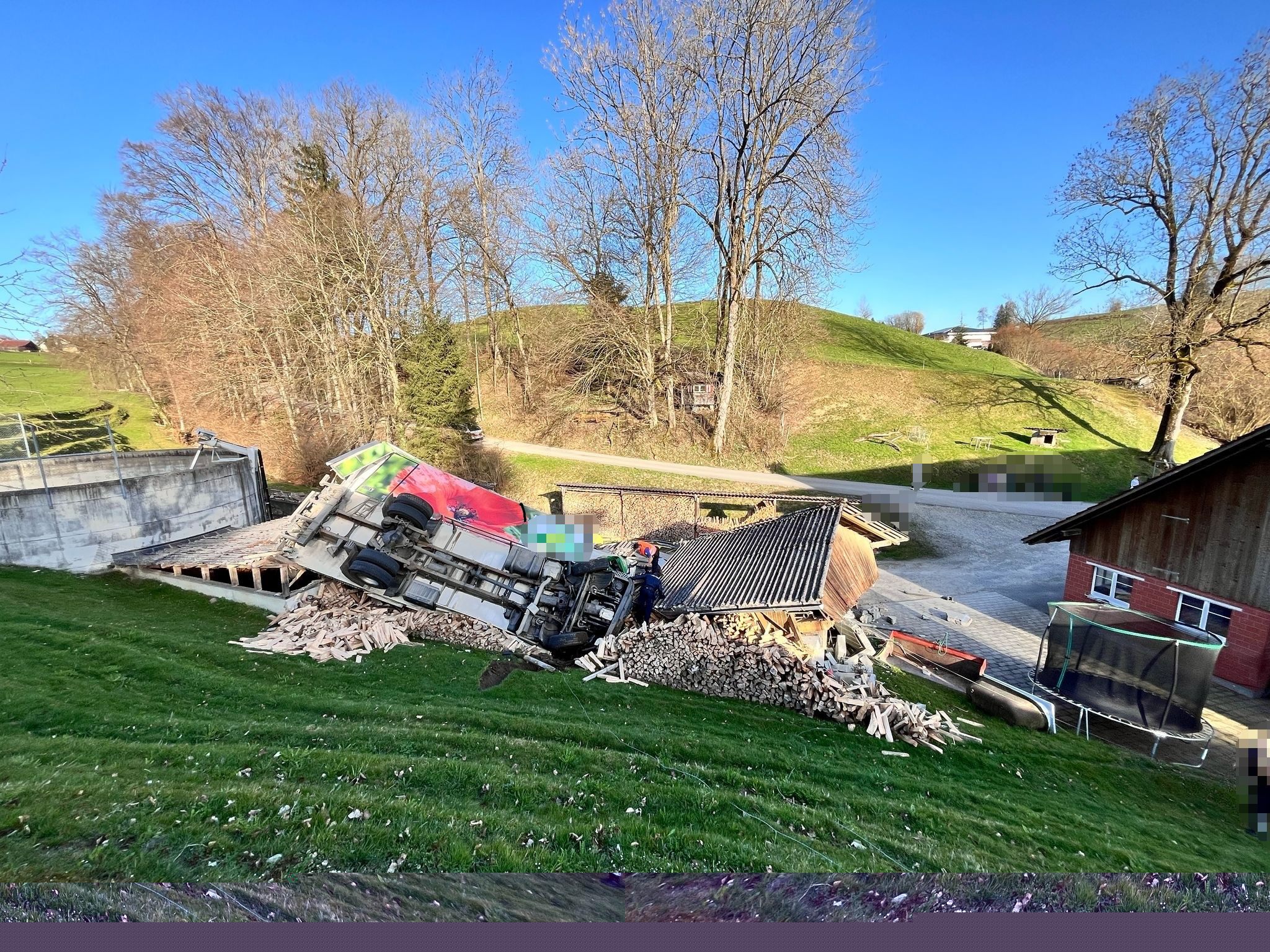 Der Fahrer wurde unbestimmten Grades verletzt. Der Fahrer wurde unbestimmten Grades verletzt.
