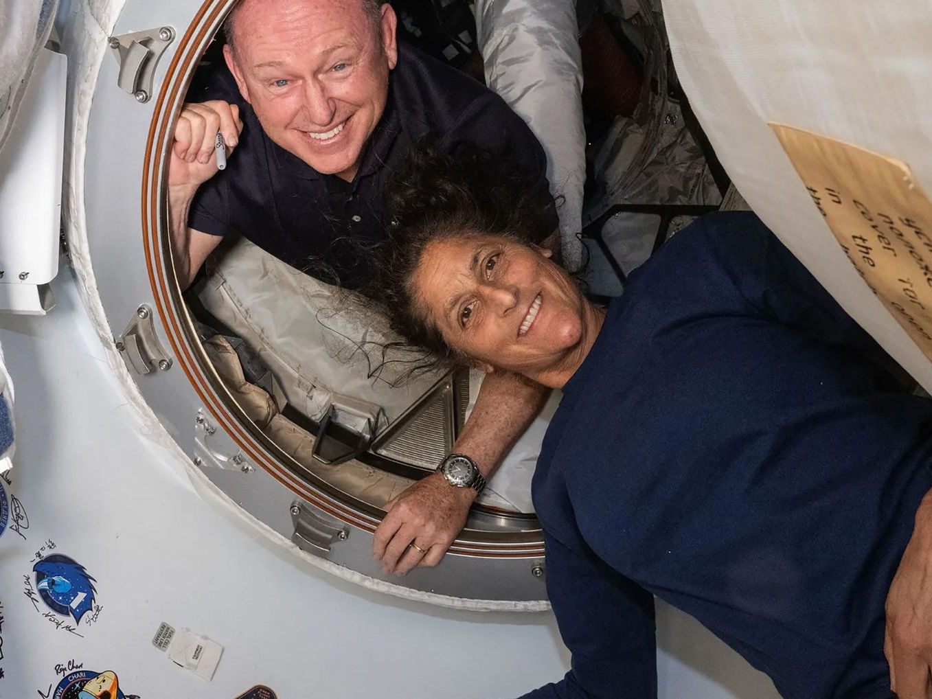 Butch Wilmore (r.) und Suni Williams beim Abflug zur ISS: Statt einer Woche blieben sie neun Monate im All – bezahlt wurde nur der Grundlohn, Überstunden gab es keine. Butch Wilmore (r.) und Suni Williams beim Abflug zur ISS: Statt einer Woche blieben sie neun Monate im All – bezahlt wurde nur der Grundlohn, Überstunden gab es keine.