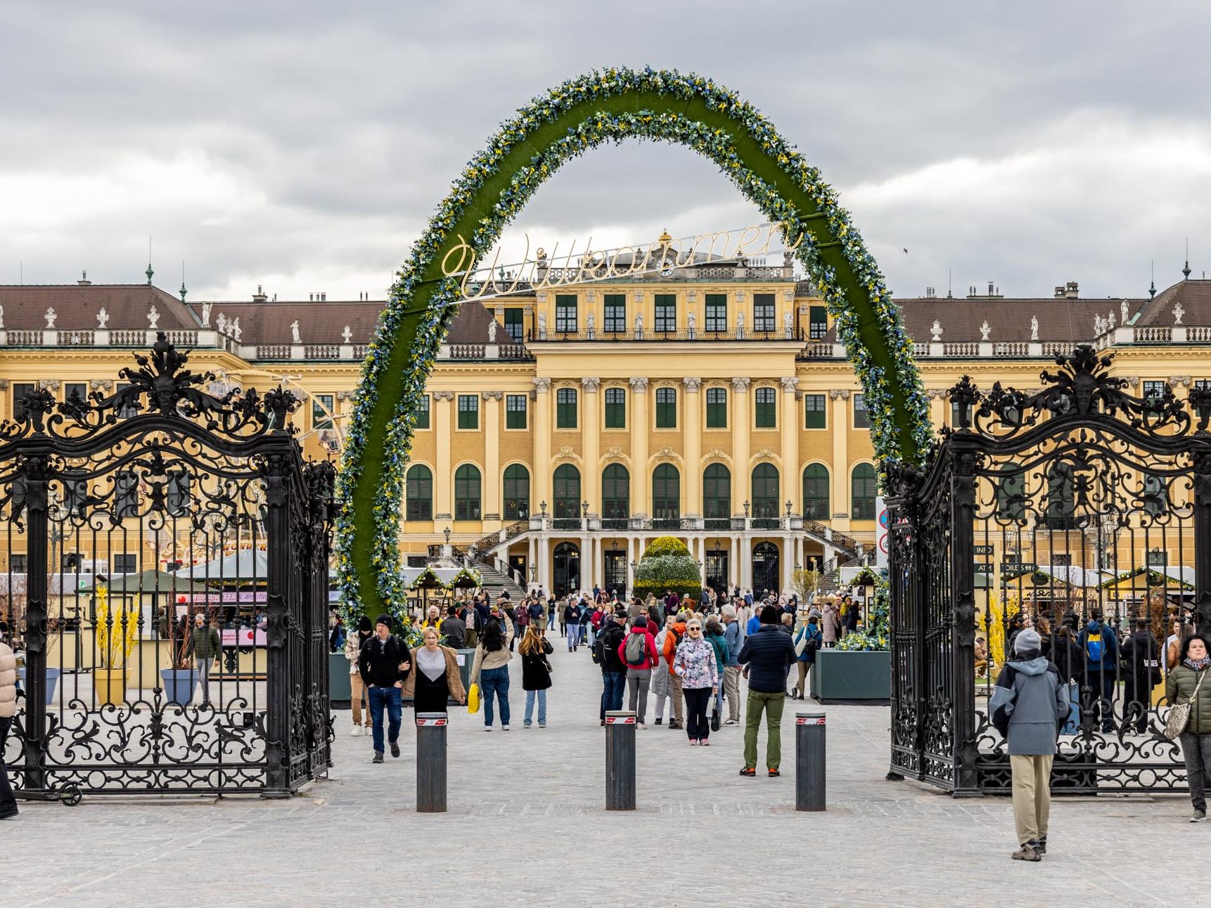 Der Ostermarkt Schloss Schönbrunn findet vom 27. März bis 21. April 2025 statt. Der Ostermarkt Schloss Schönbrunn findet vom 27. März bis 21. April 2025 statt.