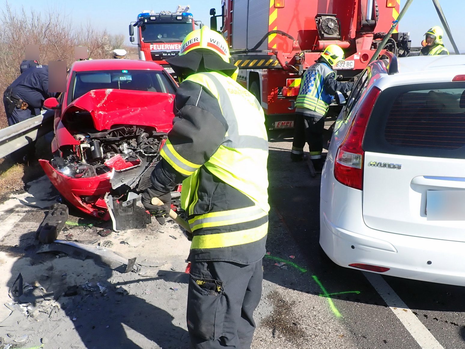 Ein Frontalcrash in Guntramsdorf fordert drei Verletzte. Ein Frontalcrash in Guntramsdorf fordert drei Verletzte.