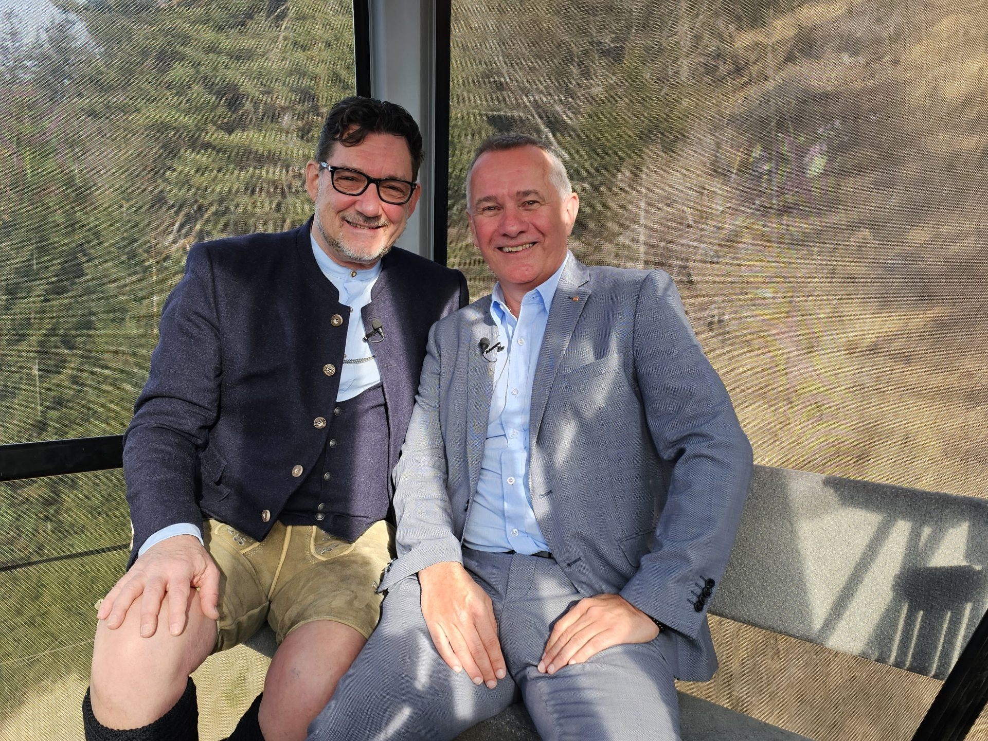Auf Besuch in der Fernsehgondel bei Andreas Seeburger (li) ist Prokurist Gerd Kaufmann (re) von der Sparkasse Bludenz und berichtet über Bitcoins, Gold und Sparanlagen.