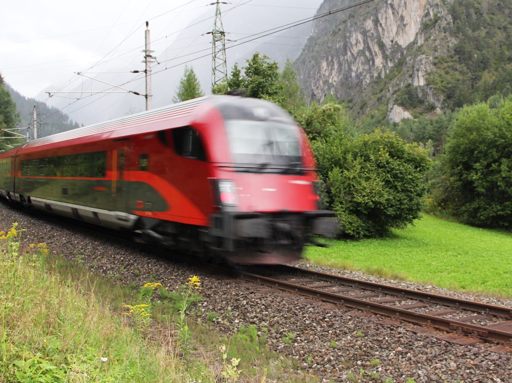 Wegen eines Oberleitungsschadens ist die Arlbergbahnstrecke derzeit gesperrt.