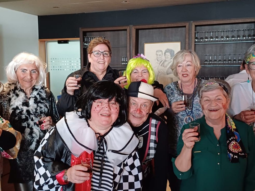 Lustige Runde an der Bar