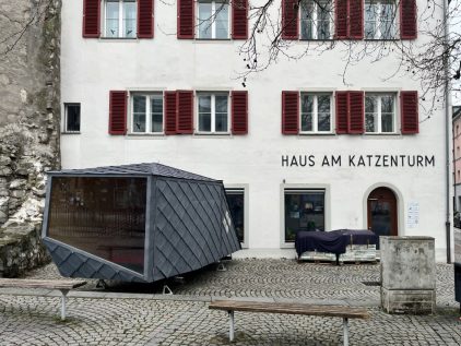 Das Wisswak – eine Wortkreation aus Wissen und Biwak – ist ein mobiles Museum des Alpenvereins, das auch als Biwak verwendet werden kann. Das Wisswak – eine Wortkreation aus Wissen und Biwak – ist ein mobiles Museum des Alpenvereins, das auch als Biwak verwendet werden kann.
