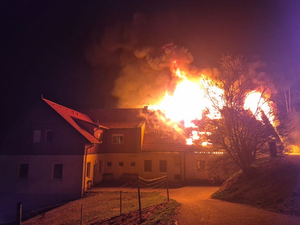 Nach rund vier Stunden hieß es "Brand aus", verletzt wurde niemand. Nach rund vier Stunden hieß es "Brand aus", verletzt wurde niemand.