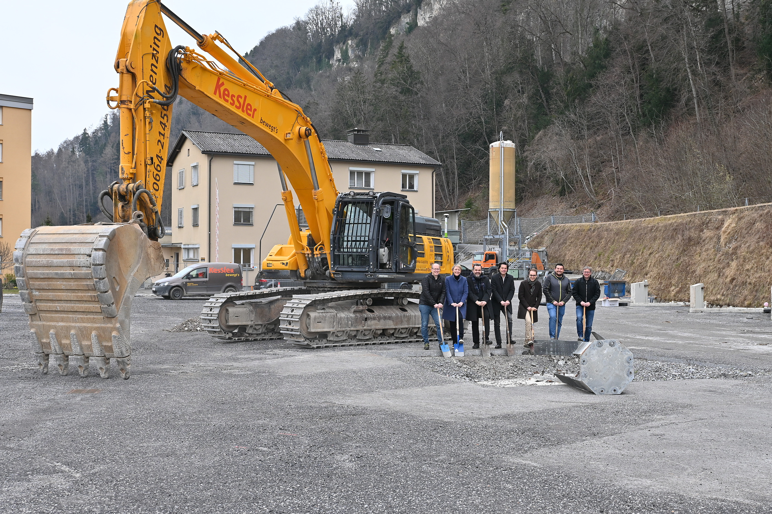 ASZ Spatenstich mit Martin Skalet (Marte.Marte Architekten, Stadträtin Andrea Kerbleder, Stefan Marte (Marte.Marte Architekten), Bürgermeister Manfred Rädler, Stadtrat Clemens Rauch, Martin Bolter (Bauleiter Stadt Feldkirch), Marcel Längle (Leiter Abfallwirtschaft Stadt Feldkirch) ASZ Spatenstich mit Martin Skalet (Marte.Marte Architekten, Stadträtin Andrea Kerbleder, Stefan Marte (Marte.Marte Architekten), Bürgermeister Manfred Rädler, Stadtrat Clemens Rauch, Martin Bolter (Bauleiter Stadt Feldkirch), Marcel Längle (Leiter Abfallwirtschaft Stadt Feldkirch)