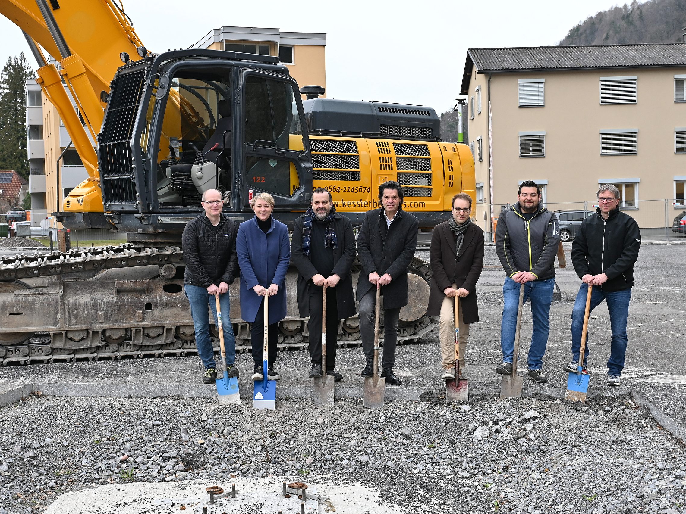 ASZ Spatenstich mit Martin Skalet (Marte.Marte Architekten, Stadträtin Andrea Kerbleder, Stefan Marte (Marte.Marte Architekten), Bürgermeister Manfred Rädler, Stadtrat Clemens Rauch, Martin Bolter (Bauleiter Stadt Feldkirch), Marcel Längle (Leiter Abfallwirtschaft Stadt Feldkirch) ASZ Spatenstich mit Martin Skalet (Marte.Marte Architekten, Stadträtin Andrea Kerbleder, Stefan Marte (Marte.Marte Architekten), Bürgermeister Manfred Rädler, Stadtrat Clemens Rauch, Martin Bolter (Bauleiter Stadt Feldkirch), Marcel Längle (Leiter Abfallwirtschaft Stadt Feldkirch)