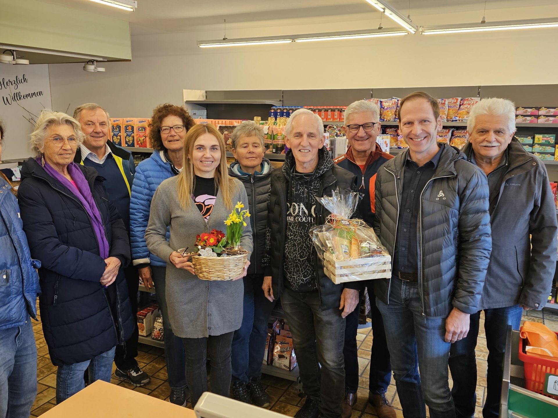 Mein guter Laden Koordinator Eugen Wenin (3.v.li), Filialleiterin Maria Solcan mit ihrem ehrenamtlichen Team, Tischlein deck dich Obmann Elmar Stüttler und Verpächter Michael Riedman in den ehemaligen Räumlichkeiten der Metzgerei Walser in Feldkirch-Tosters. Mein guter Laden Koordinator Eugen Wenin (3.v.li), Filialleiterin Maria Solcan mit ihrem ehrenamtlichen Team, Tischlein deck dich Obmann Elmar Stüttler und Verpächter Michael Riedman in den ehemaligen Räumlichkeiten der Metzgerei Walser in Feldkirch-Tosters.