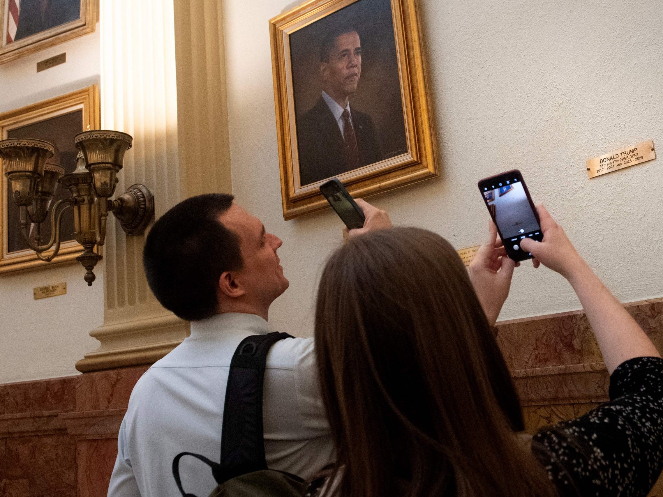 Nach harscher Kritik von Donald Trump wurde sein Porträt aus der Präsidentengalerie im Kapitol von Colorado entfernt. Touristen fotografieren nun die leere Stelle an der Wand. Nach harscher Kritik von Donald Trump wurde sein Porträt aus der Präsidentengalerie im Kapitol von Colorado entfernt. Touristen fotografieren nun die leere Stelle an der Wand.