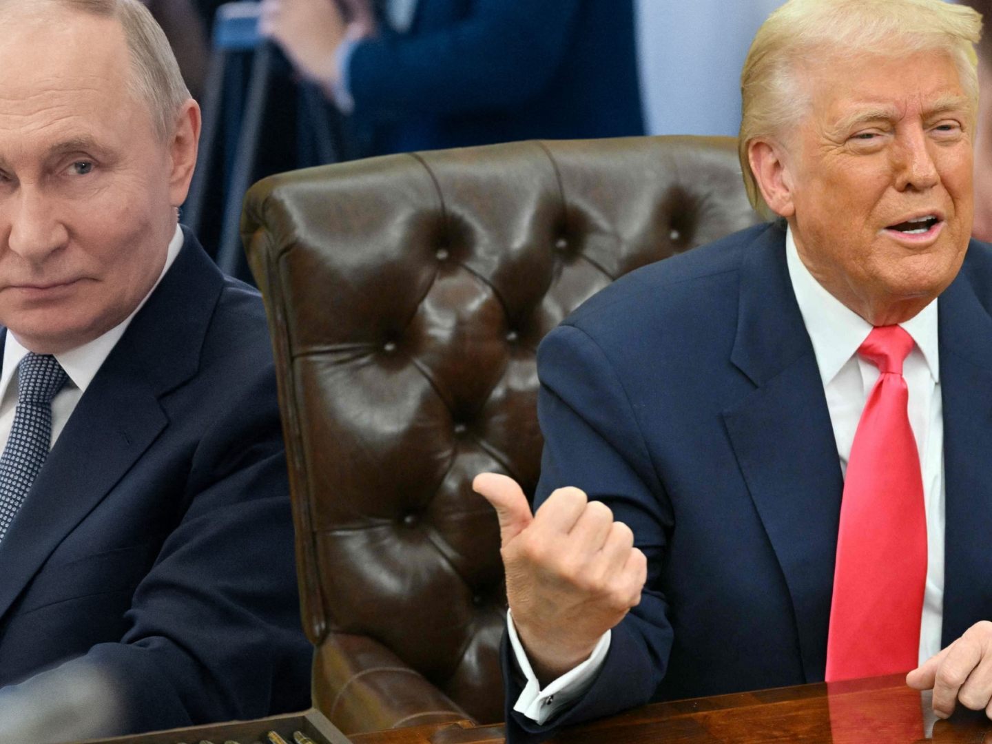 Trump (r.) auch in Richtung Putin (l.): "Setzt euch sofort an den Verhandlungstisch, bevor es zu spät ist". Trump (r.) auch in Richtung Putin (l.): "Setzt euch sofort an den Verhandlungstisch, bevor es zu spät ist".