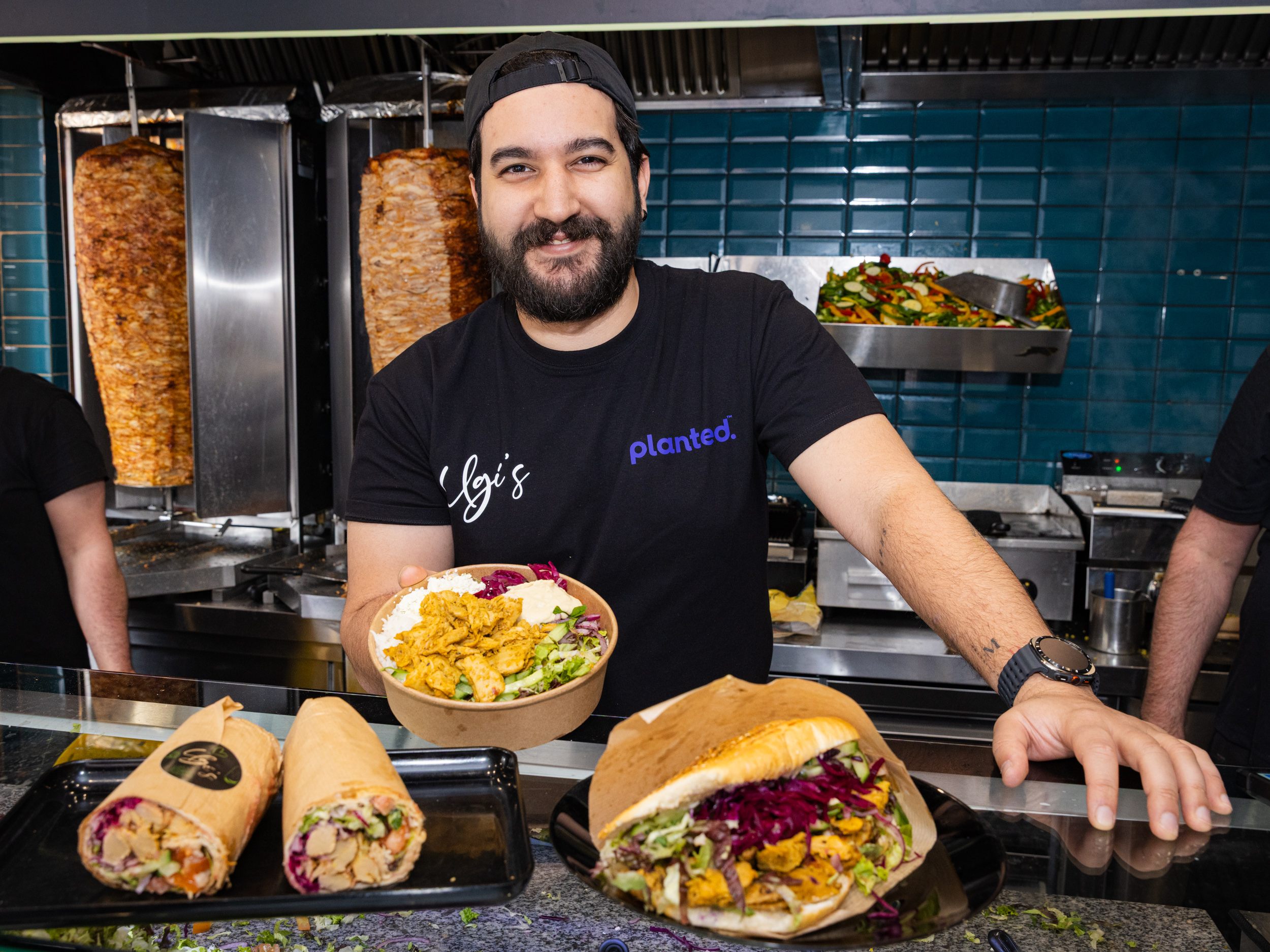 Vegane Planted-Döner, Wraps und Bowls gibt es ab sofort bei Ugi´s Gemüsedöner. Vegane Planted-Döner, Wraps und Bowls gibt es ab sofort bei Ugi´s Gemüsedöner.