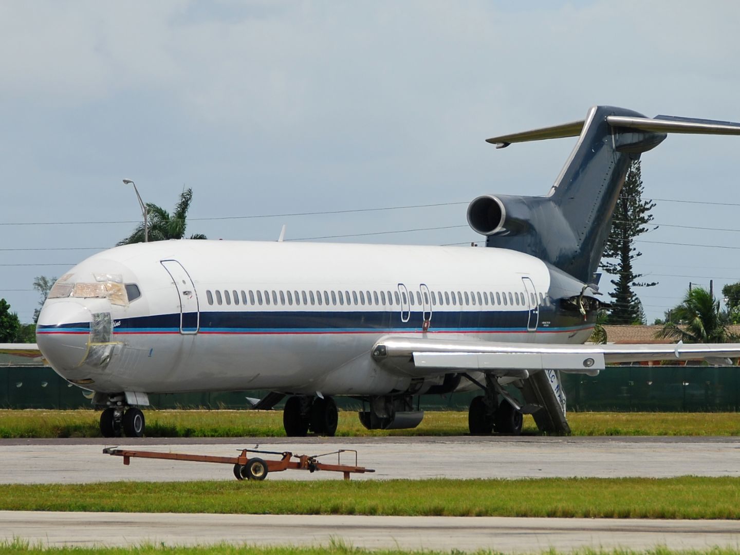 Ein Bild einer verlassenen Boeing 727 (Es handelt sich nicht um die vermisste Maschine)