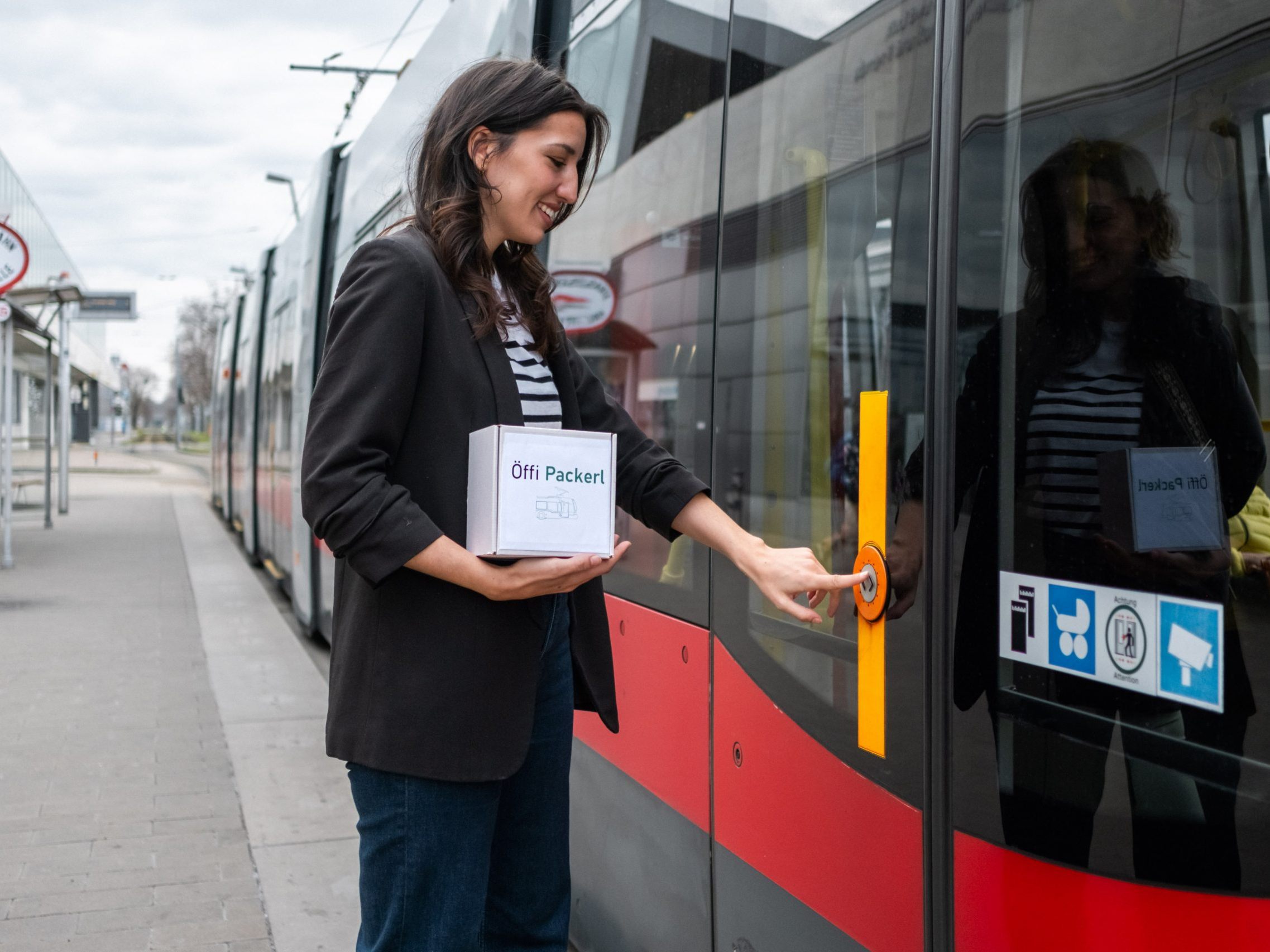 Fahrgäste können Pakete umweltfreundlich mit der Straßenbahn transportieren.