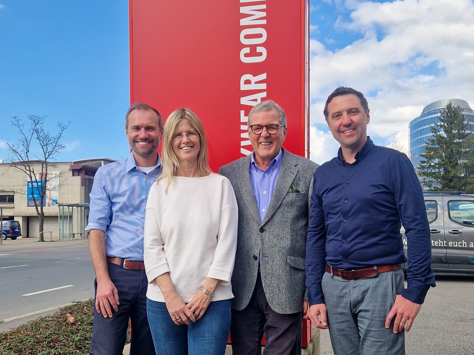 Robert (links) und Richard Waibel (rechts) führen das Workweargeschäfte von M7 fort. Martin Lenz zieht sich zurück. Astrid Gehrer bleibt Standortleiterin in Dornbirn.