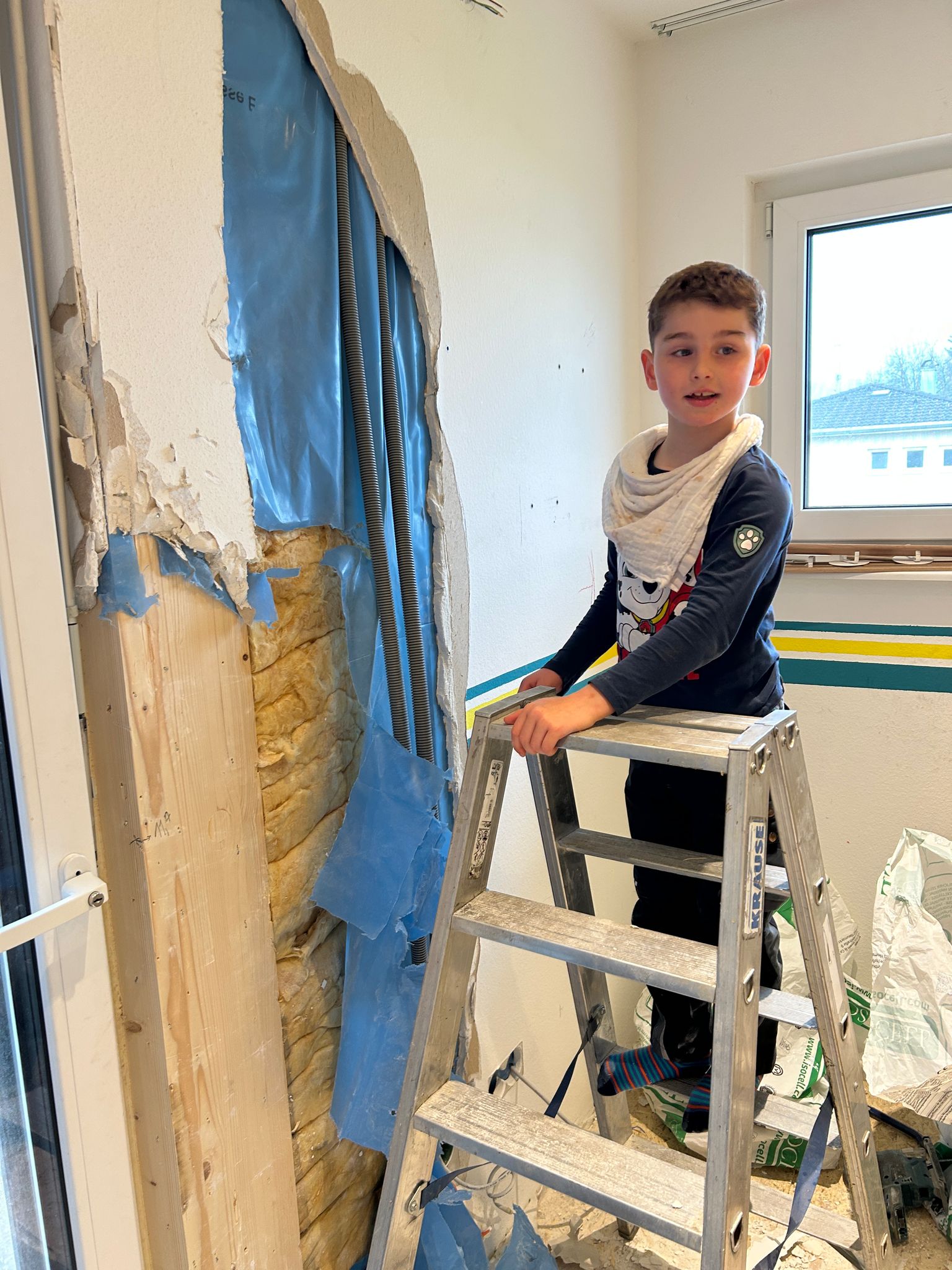 Lukas verfolgt die Veränderungen auf der Baustelle ganz genau.