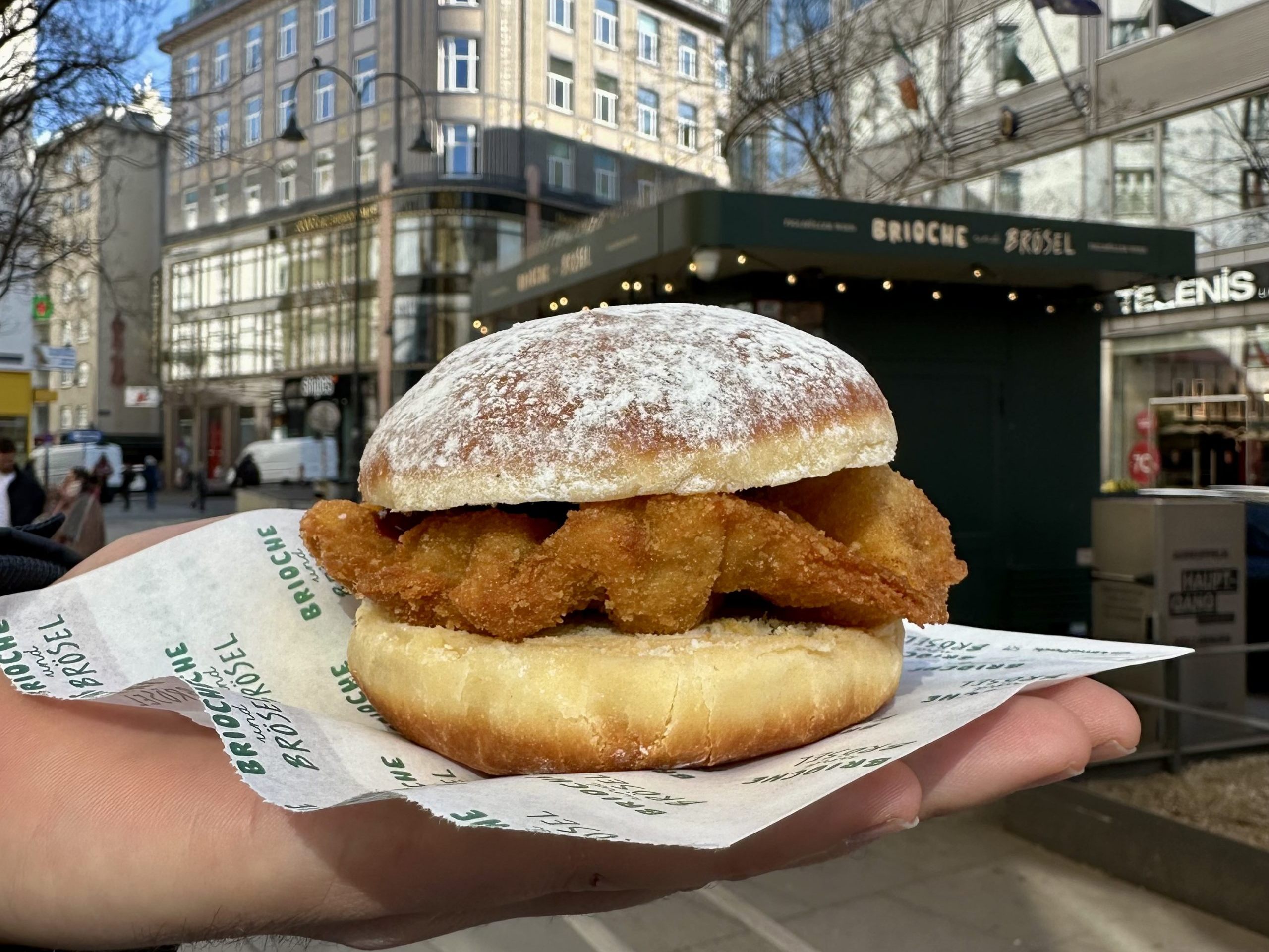 In Figlmüllers "Brioche & Brösel" gibt es am heutigen Faschingsdienstag einen Wiener Schnitzel in Krapfenhälften zu kaufen.