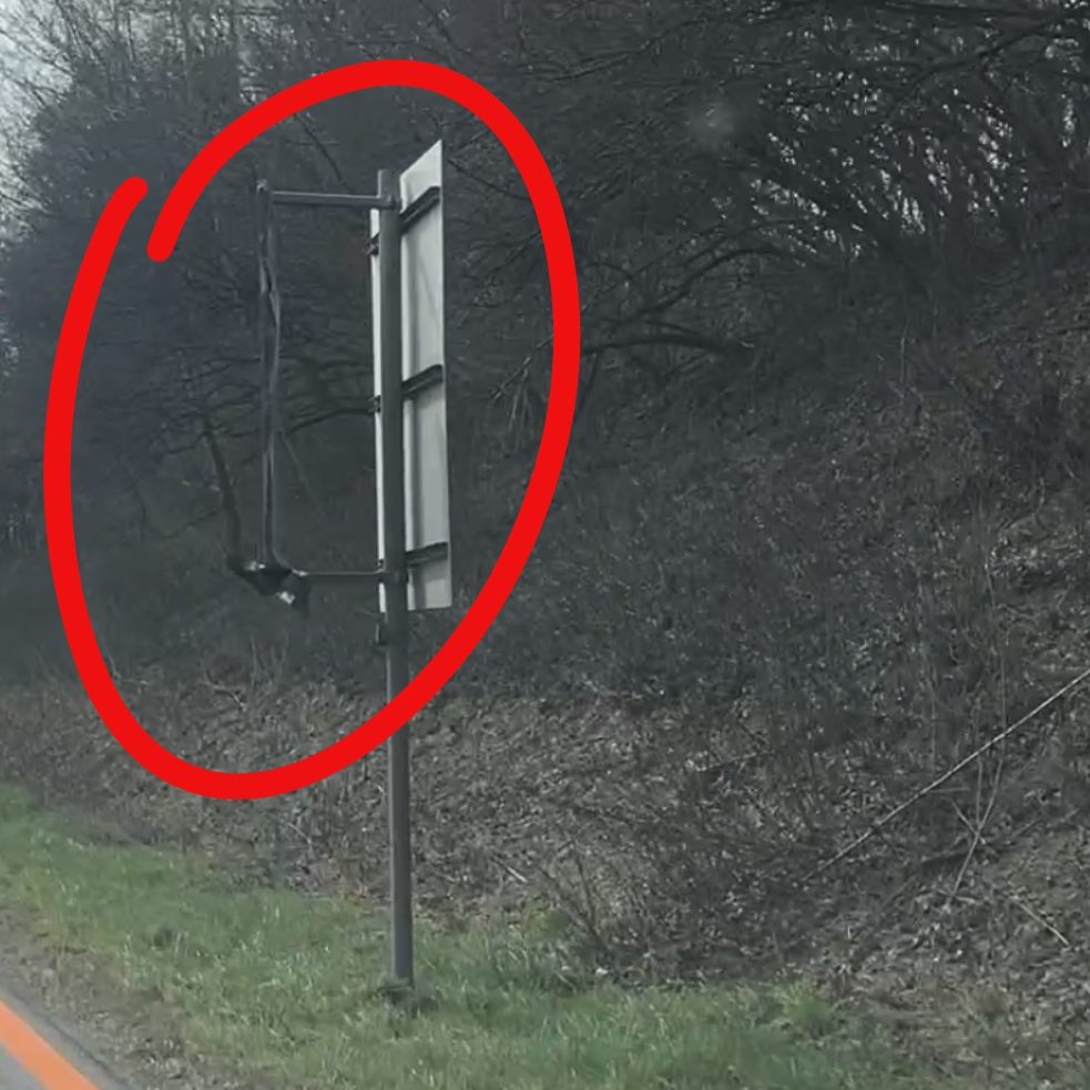 Das umgedrehte Schild mit der Aufschrift Tempo 100 und "Ozon" sorgte für Verwirrung.