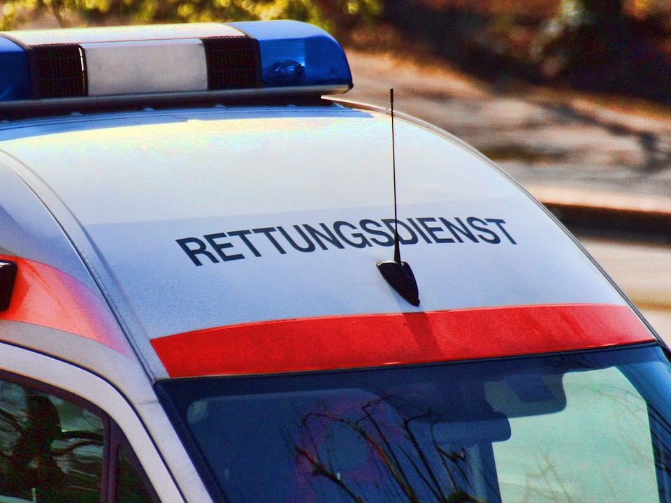 Der Unfall zwischen einem Pkw und einem Moped forderte drei Verletzte. Der Unfall zwischen einem Pkw und einem Moped forderte drei Verletzte.