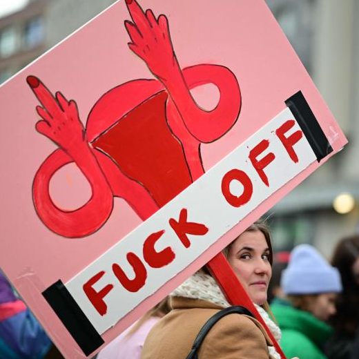 Weltweit müssen Frauen weiter für ihre Rechte kämpfen, wie hier eine Frau, die in Berlin dafür protestiert, die gesetzlichen Hürden bei Abtreibungen abzubauen.