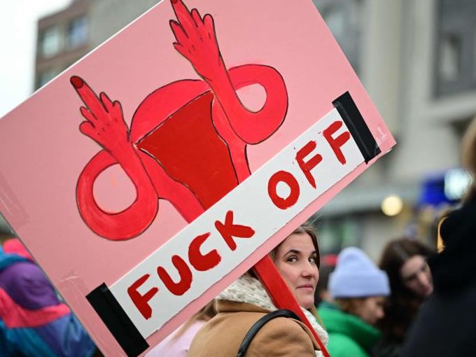 Weltweit müssen Frauen weiter für ihre Rechte kämpfen, wie hier eine Frau, die in Berlin dafür protestiert, die gesetzlichen Hürden bei Abtreibungen abzubauen. Weltweit müssen Frauen weiter für ihre Rechte kämpfen, wie hier eine Frau, die in Berlin dafür protestiert, die gesetzlichen Hürden bei Abtreibungen abzubauen.