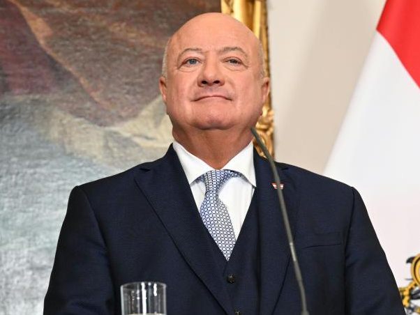 Beim Pressefoyer ist unter anderem der Bundeskanzler anwesend. Beim Pressefoyer ist unter anderem der Bundeskanzler anwesend.