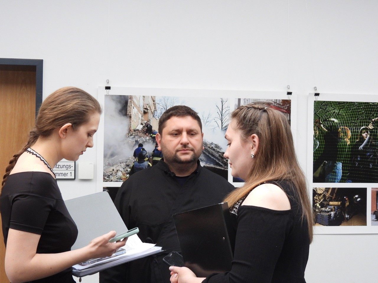 Bilder vom Kriegsalltag und ukrainische Vespergesänge im Pfarrzentrum Altach.