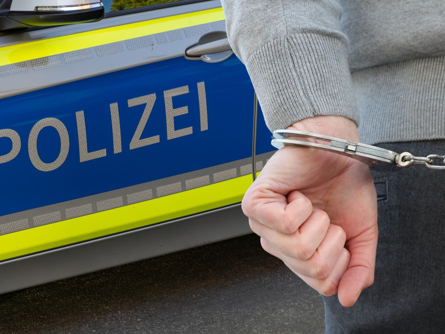 Jeweils zwei Männer gerieten in Streit, Hintergründe noch unklar Jeweils zwei Männer gerieten in Streit, Hintergründe noch unklar