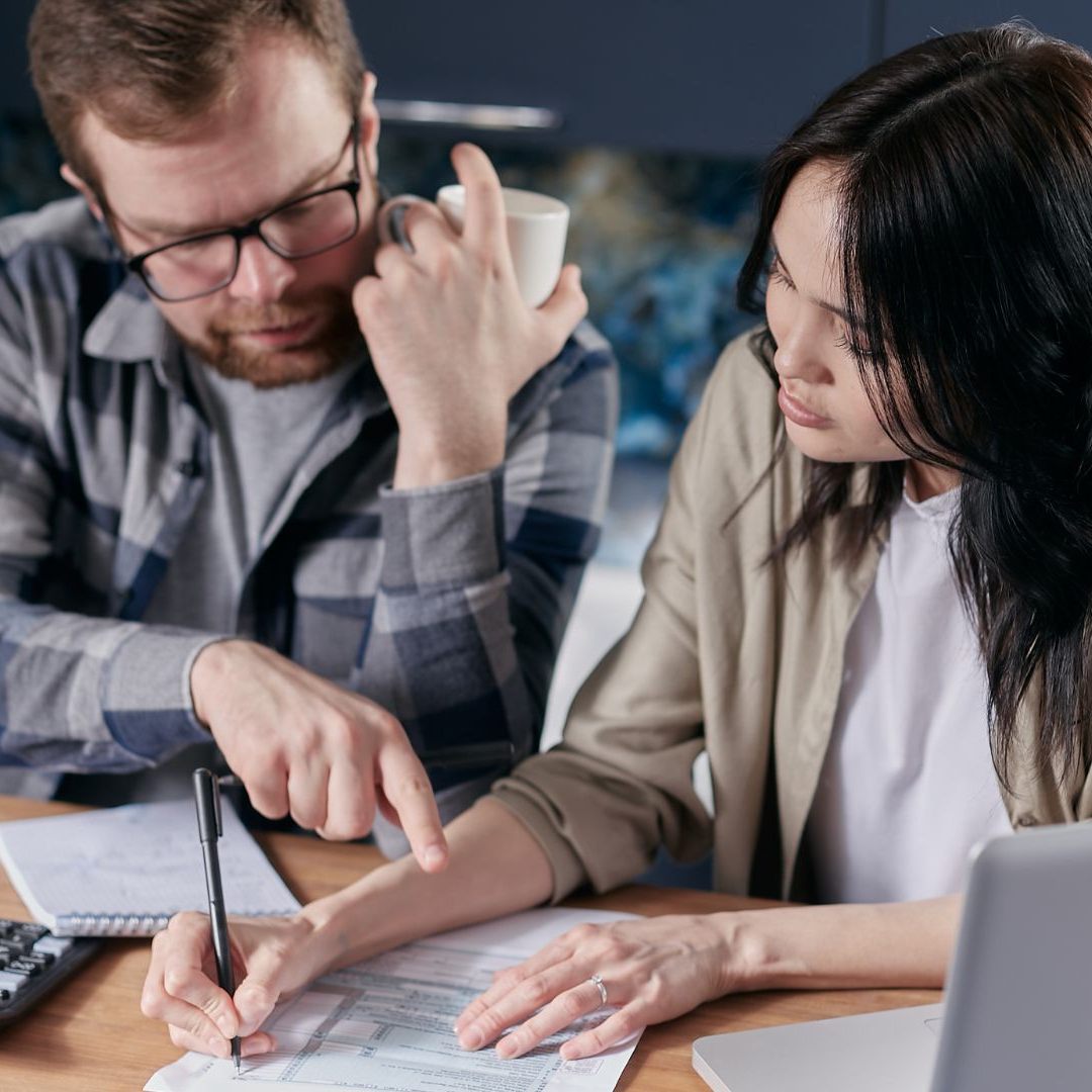 Wieviel Geld muss ich monatlich haben, um mir ein einfaches Leben leisten zu können? Das Referenzbudget rechnet es vor.