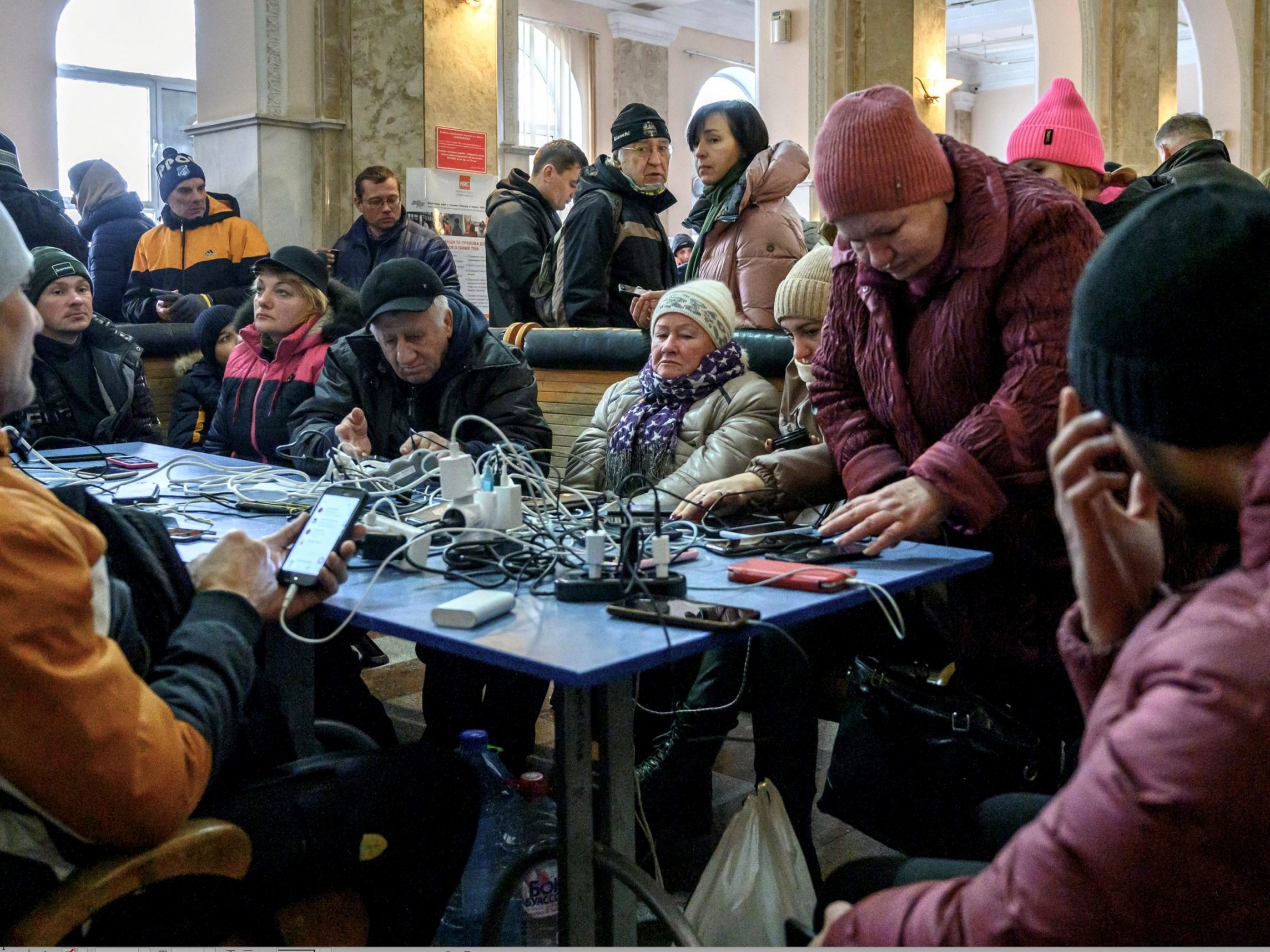 Aus dem «Ukrainischen Fototagebuch» , ausgestellt während des Suppensonntags in Altach: Geflüchtete können gratis ihre Handys aufladen im Bahnhof von Odessa