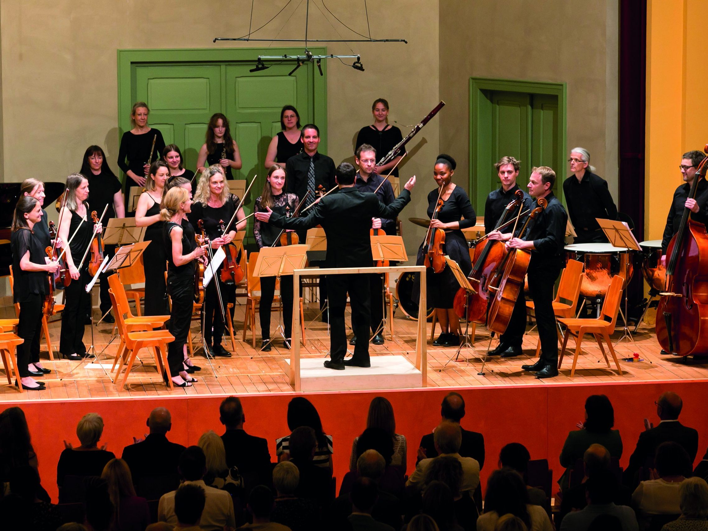 Das Kammerorchester tonart Sinfonietta umrahmt die Eröffnung musikalisch. Das Kammerorchester tonart Sinfonietta umrahmt die Eröffnung musikalisch.