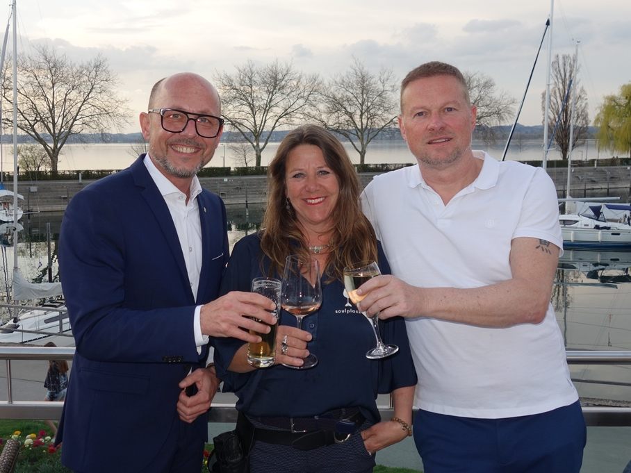 Nadja Bachmann stieß mit Michael Ritsch (li.) und Jochen Bentele an.
