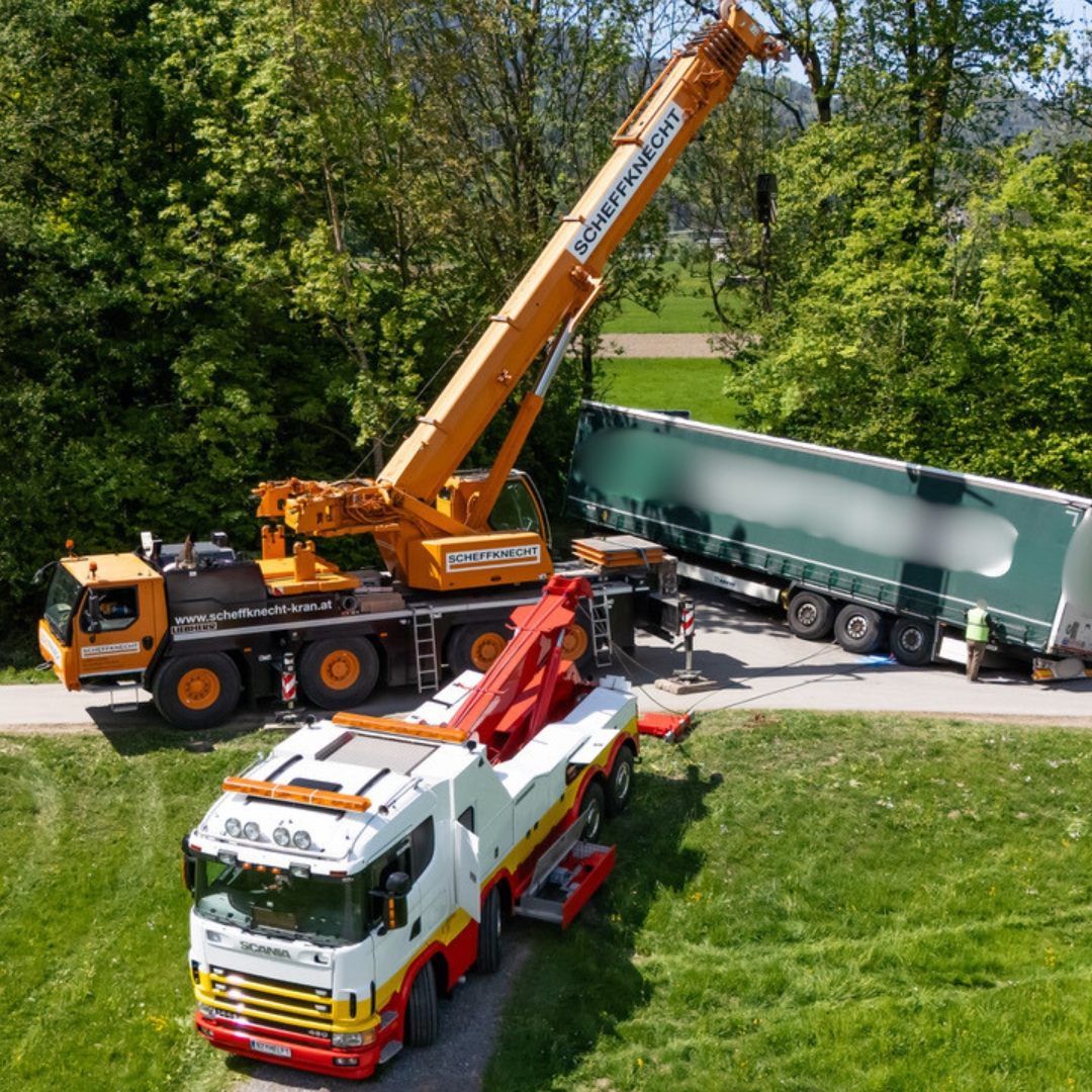 Aufwendige Lkw-Bergung in Bürs.