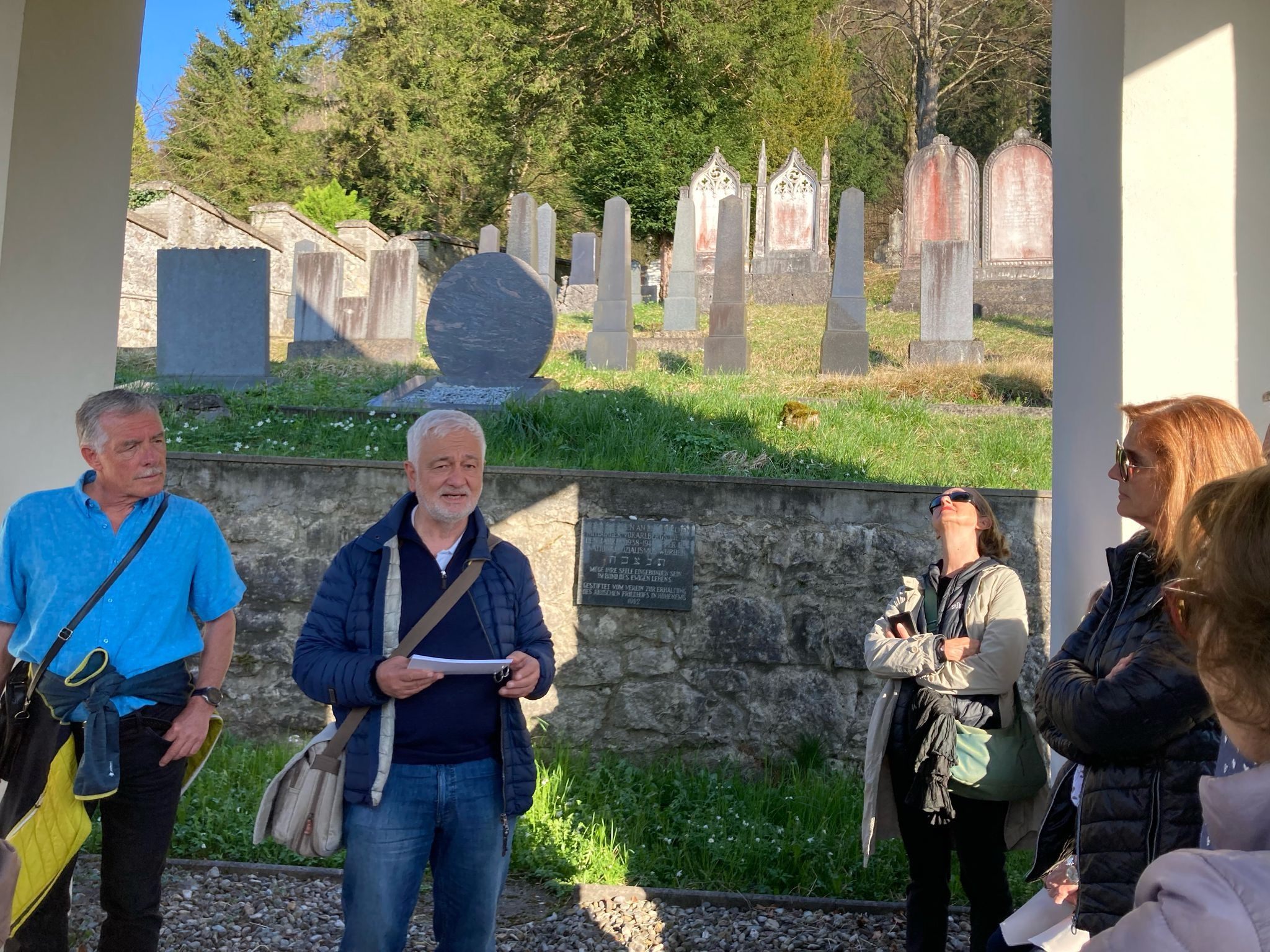 Mit Dr. Karl Dörler unterwegs auf dem jüdischen Friedhof