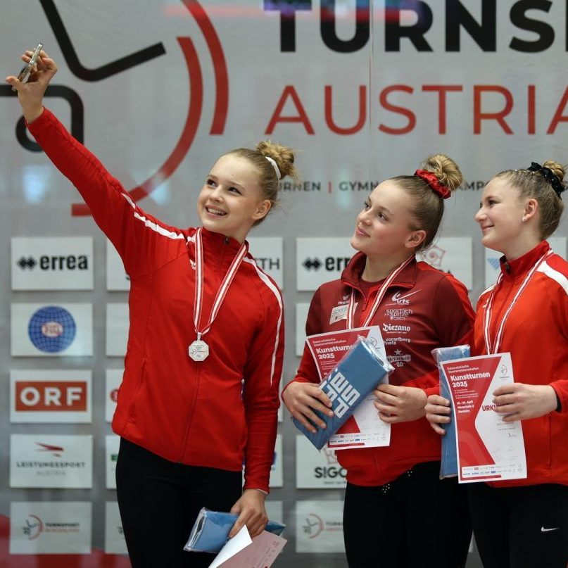 Leonie Gschliesser (Mitte) bei der Siegerehrung im Mehrkampf gemeinsam mit Helene Richter und Lea Walli.