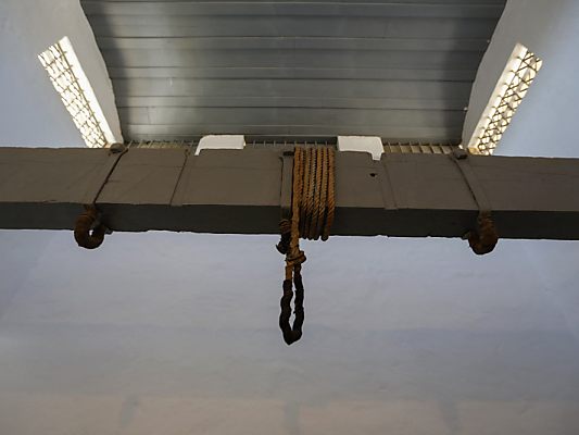 In einigen Ländern werden zum Tode Verurteilte gehängt. In einigen Ländern werden zum Tode Verurteilte gehängt.