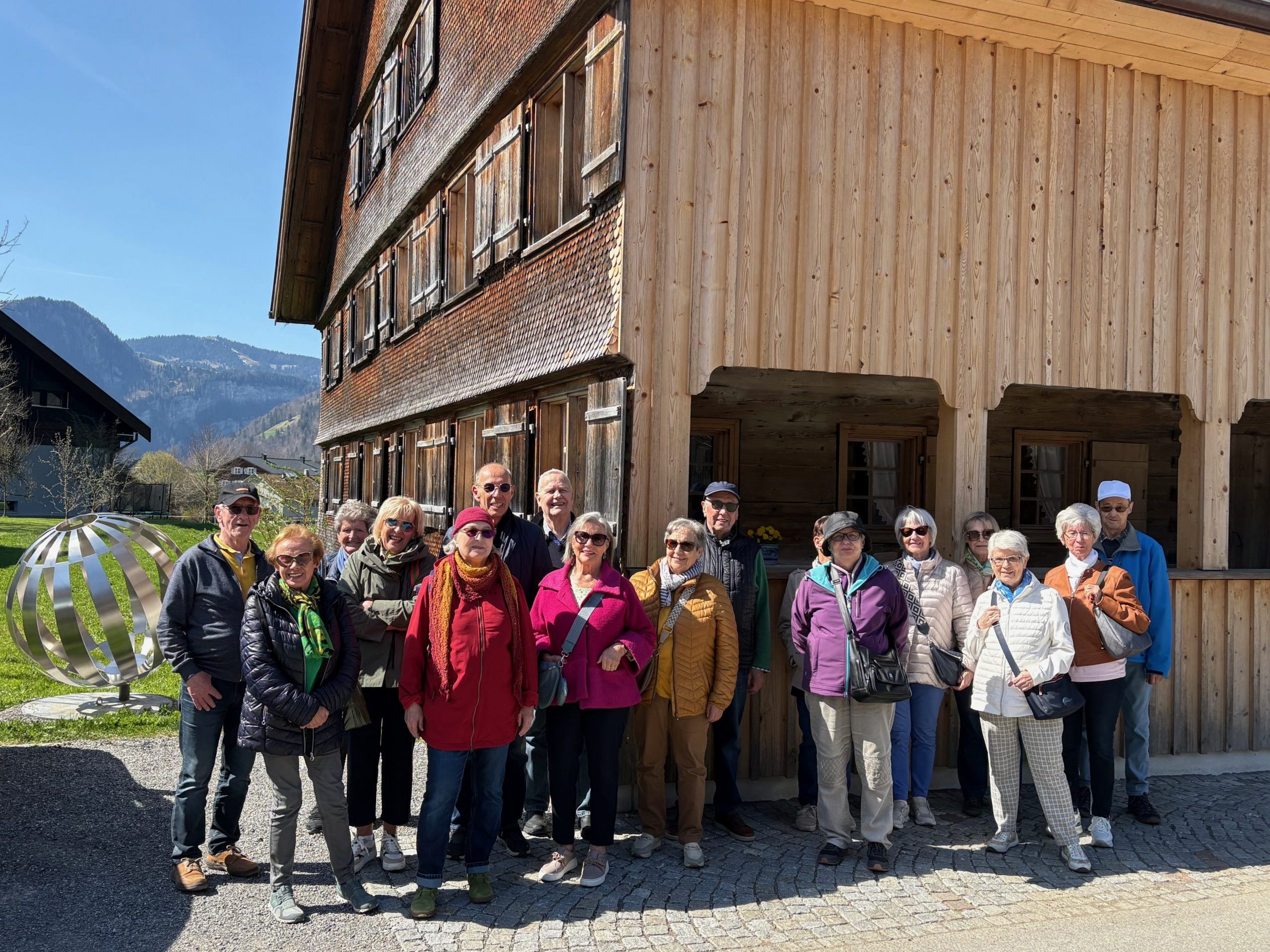 Die V50plus-Gruppe vor dem Heimatmuseum in Bezau.