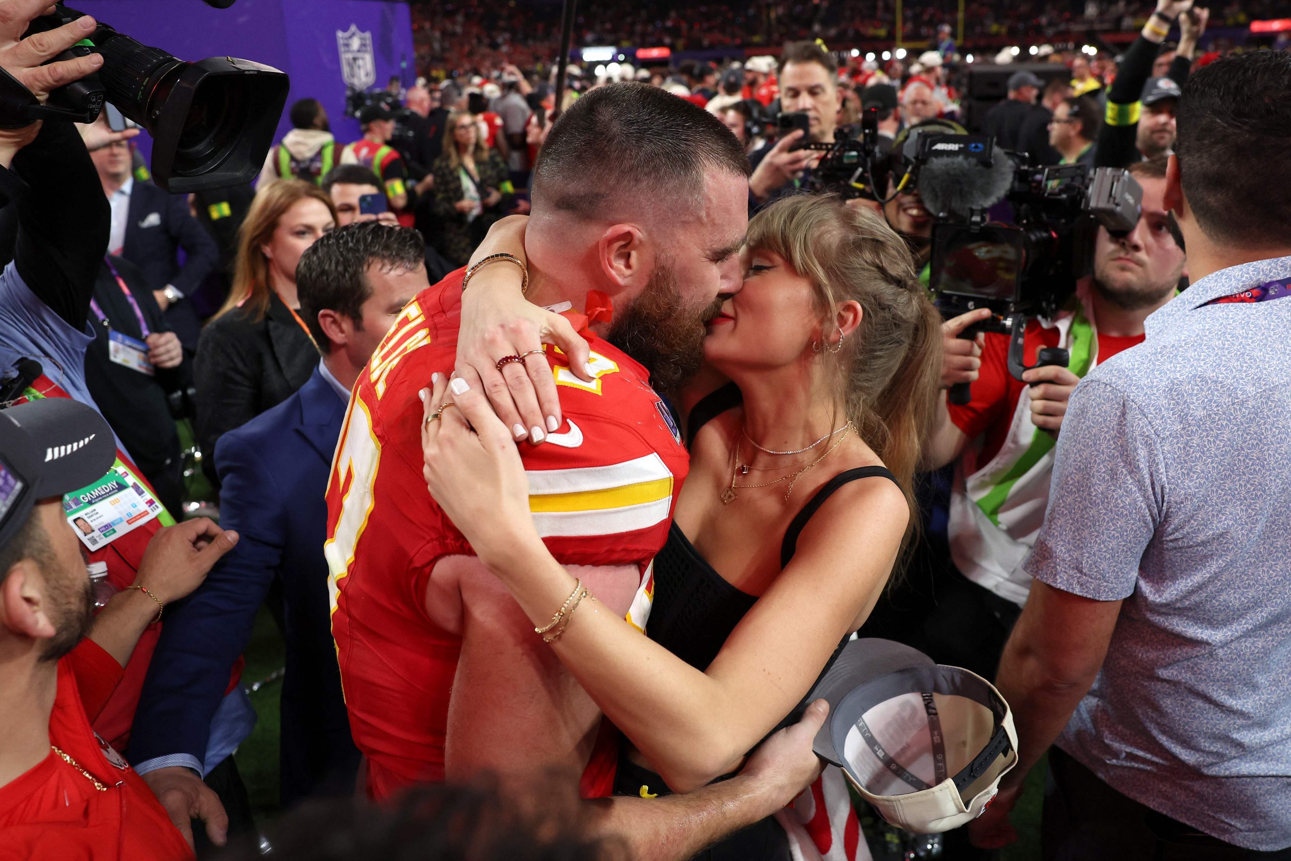 Travis Kelce und Taylor Swift küssen sich nach dem (gewonnenen) Super Bowl 2024. Travis Kelce und Taylor Swift küssen sich nach dem (gewonnenen) Super Bowl 2024.
