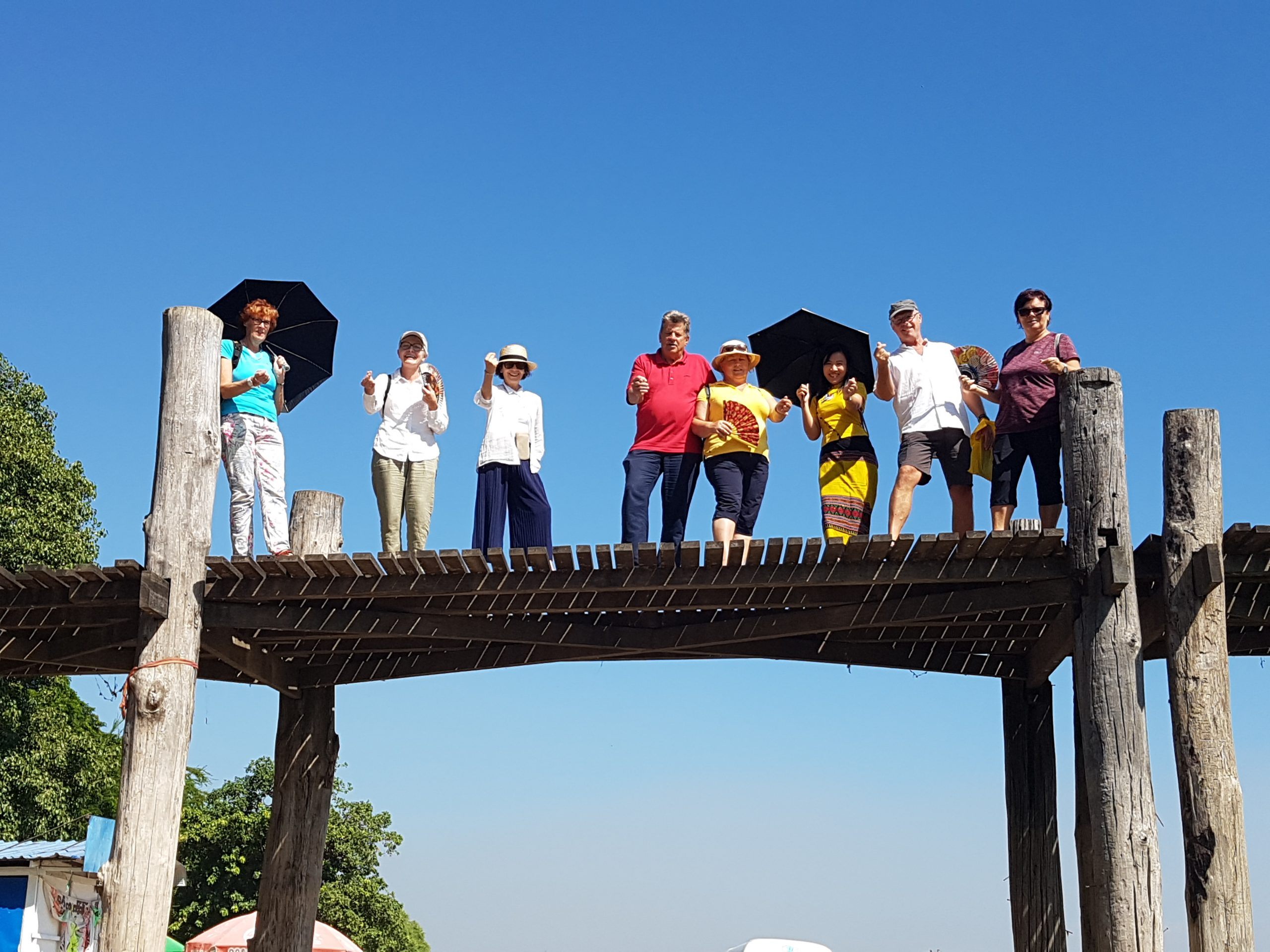 Myanmar sei wunderschön, aber sehr arm, erzählen die Montafoner - hier bei ihrem Besuch in Myanmar im Jahr 2019. Sandar war damals ihre Reiseleiterin. Myanmar sei wunderschön, aber sehr arm, erzählen die Montafoner - hier bei ihrem Besuch in Myanmar im Jahr 2019. Sandar war damals ihre Reiseleiterin.