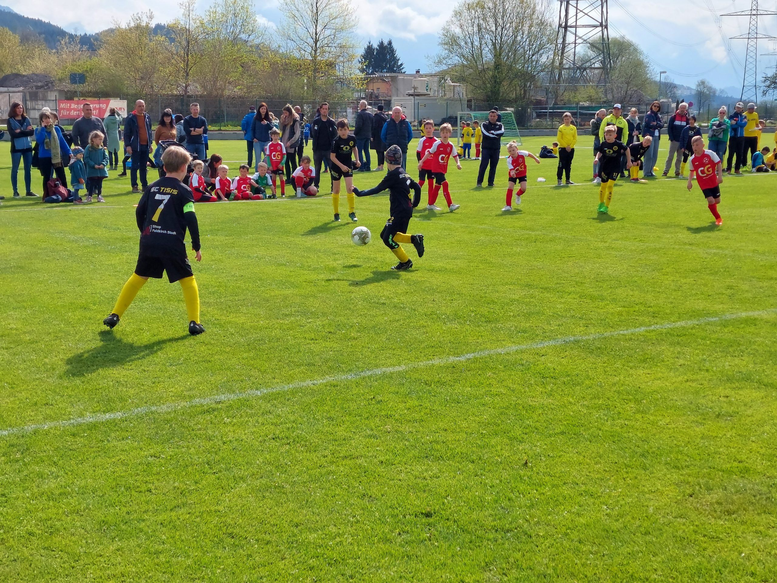 Von früh bis spät sorgen die Nachwuchsmannschaften sowie die Kampfmannschaften für spannenden Fußball auf heimischem Rasen. Von früh bis spät sorgen die Nachwuchsmannschaften sowie die Kampfmannschaften für spannenden Fußball auf heimischem Rasen.