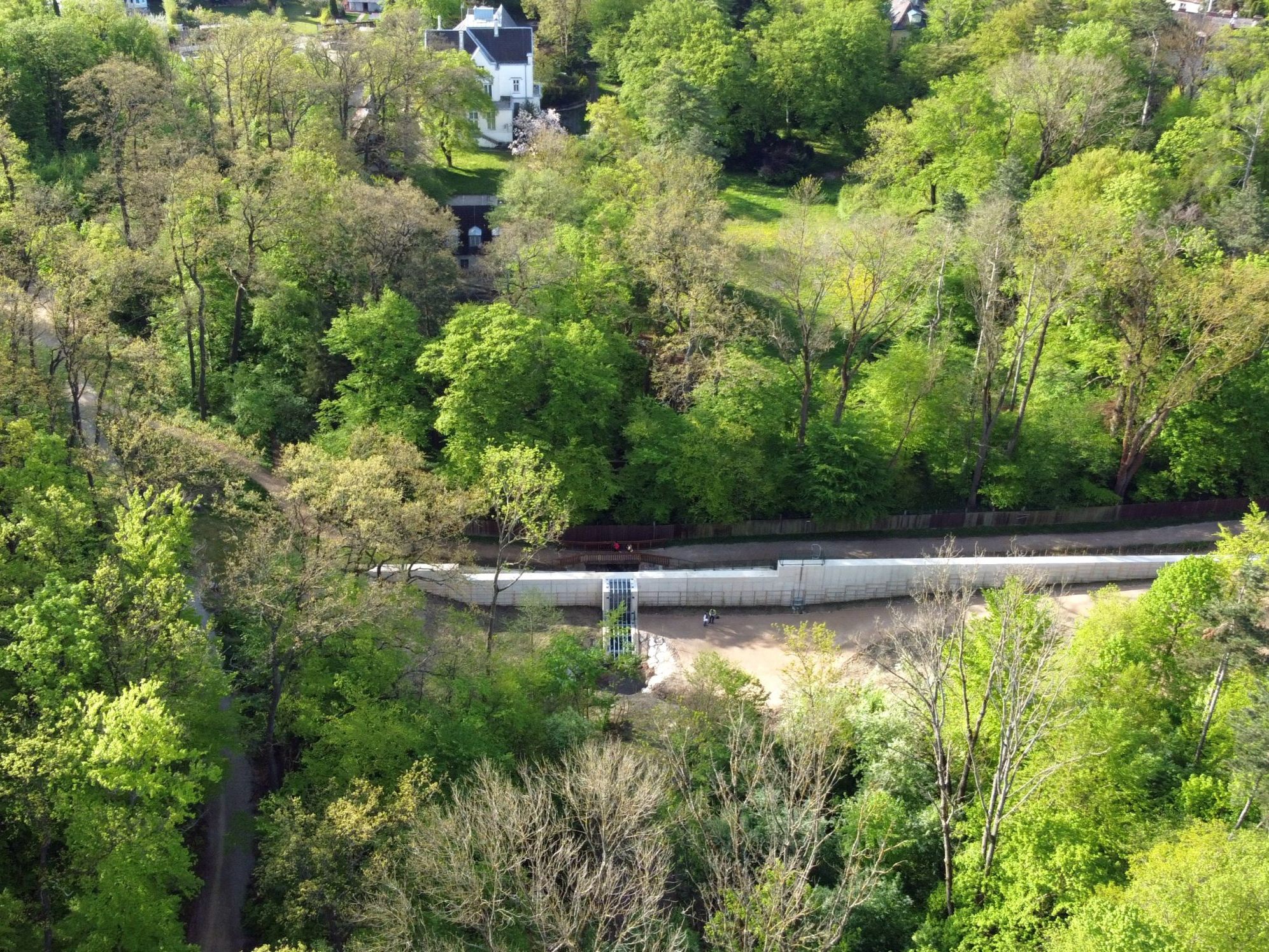 Rückhaltebecken beim Wiener Kräuterbach vorhanden. Rückhaltebecken beim Wiener Kräuterbach vorhanden.