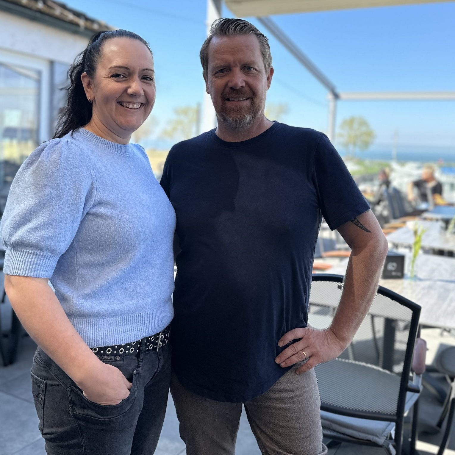 Annette und Nik auf der Terrasse ihres neuen Lokals.