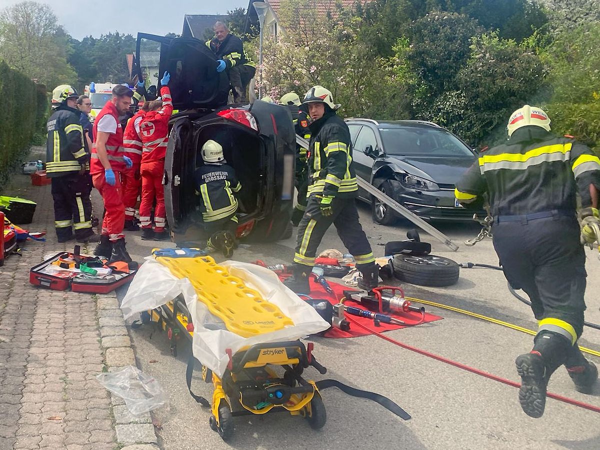 Die Feuerwehr befreite den verunfallten Lenker. Die Feuerwehr befreite den verunfallten Lenker.