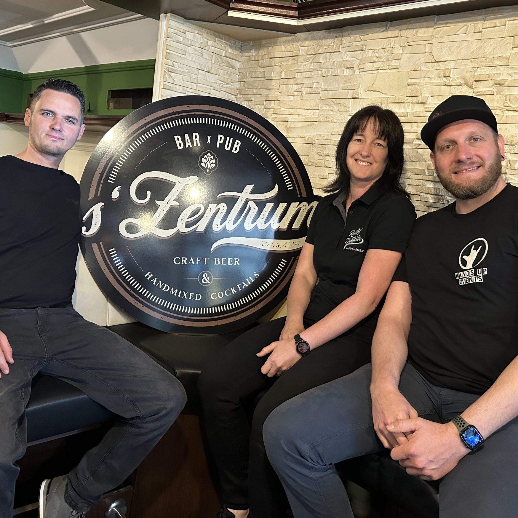 Die Neueröffnung steht an. Manuel, Melanie und Stefan mit dem neuen Logo.