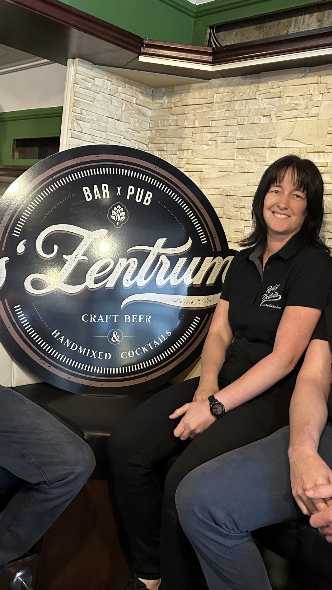 Die Neueröffnung steht an. Manuel, Melanie und Stefan mit dem neuen Logo.