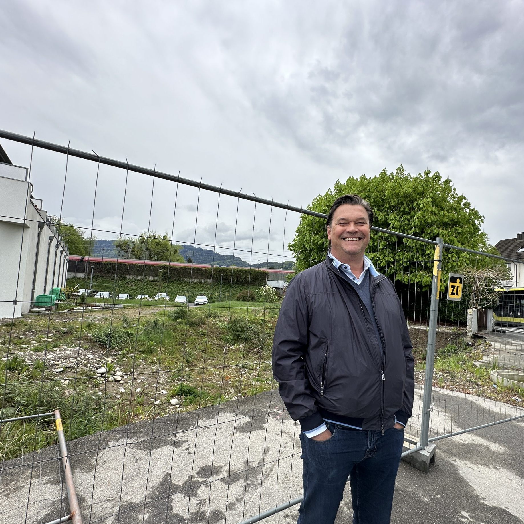 Mario Kmenta beim Grundstück des ehemaligen Gasthauses. Hier soll Neues entstehen.