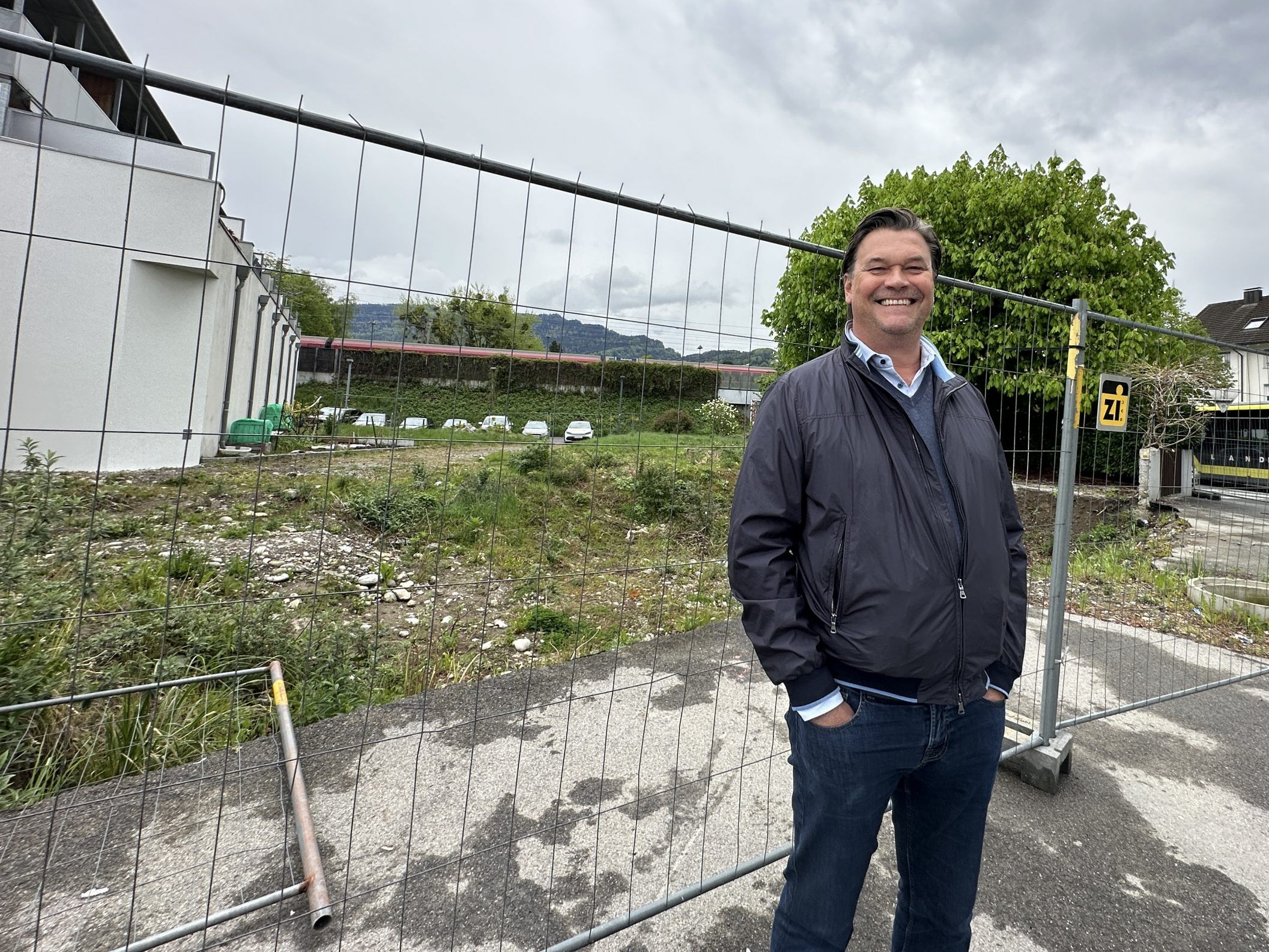 Mario Kmenta beim Grundstück des ehemaligen Gasthauses. Hier soll Neues entstehen.