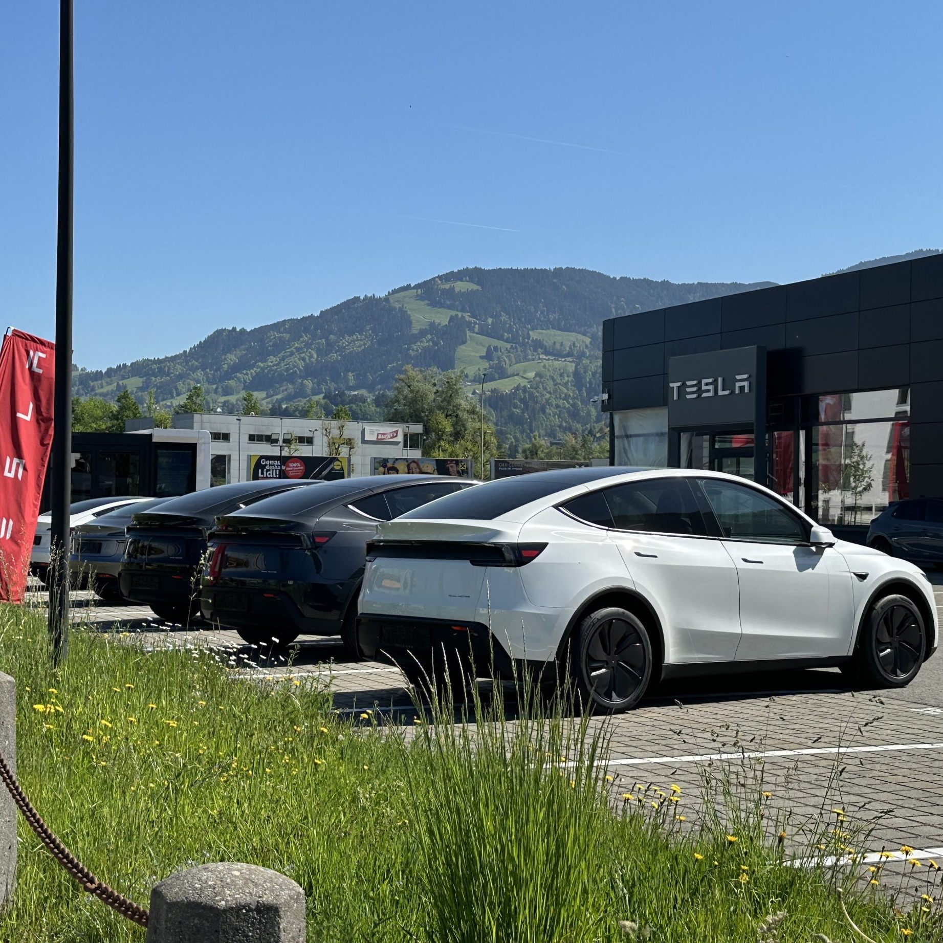 Tesla ist in Dornbirn eingezogen. Das bestehende Autohaus wird umgestaltet.
