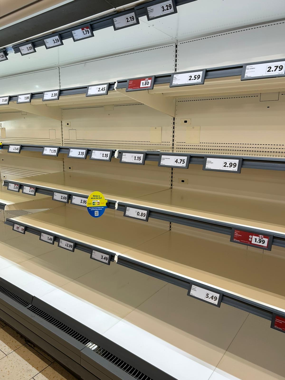 Leere Regale in einem Supermarkt in Spanien - einen Tag nach dem Blackout.